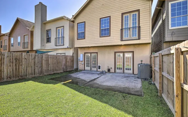 Pet-friendly Houston Home - 3 Mi to NRG Stadium!