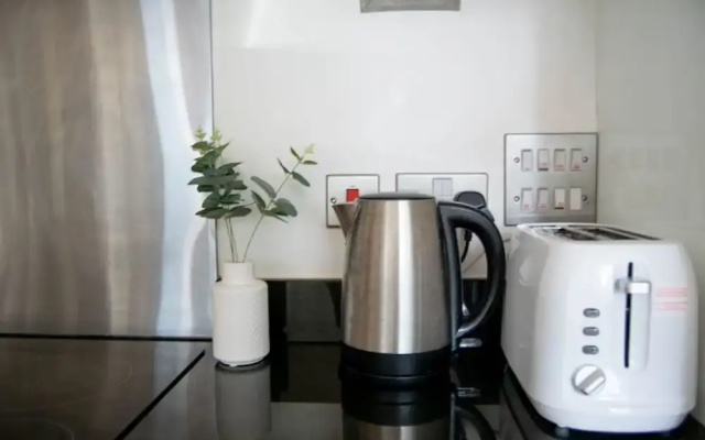 1 Bedroom Flat With Balcony Near Canary Wharf