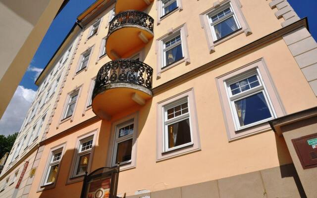 Отель FESTIVAL Hotel Apartments Чехия, Карловы Вары - отзывы, цены и фото номеров - забронировать отель FESTIVAL Hotel Apartments онлайн вид на фасад