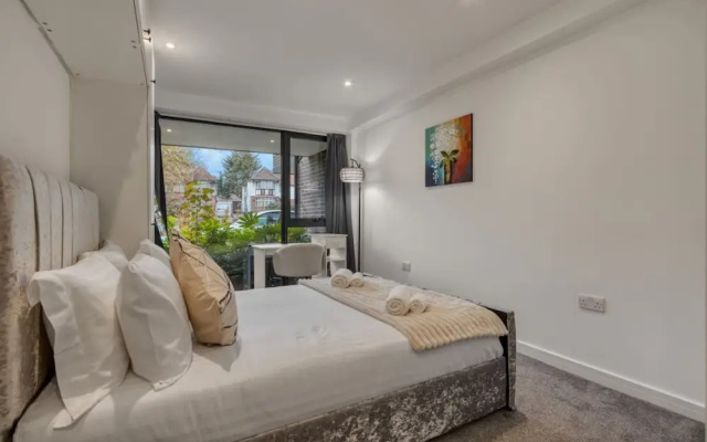 3-bed 2-bath Wembley Apartment With Free Parking