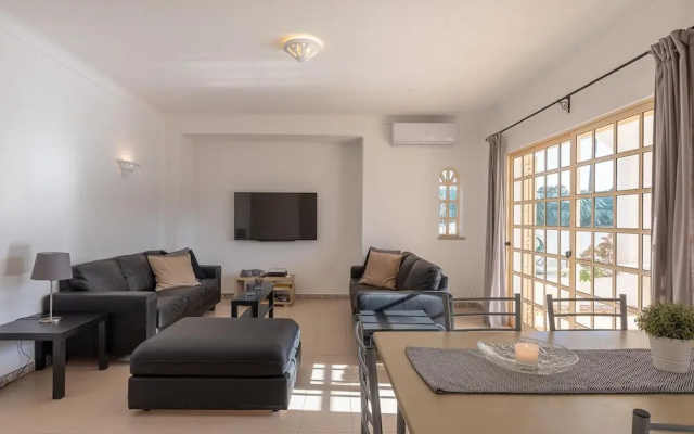 Villa Baltin With 4 Bedrooms and 3 Bathrooms