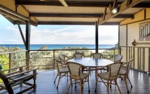 Claytons on Cylinder Beach Front