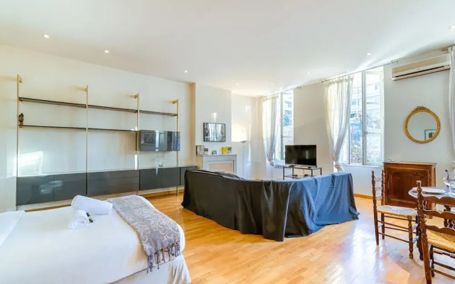 Large Air-conditioned One-room Apartment - Terrace