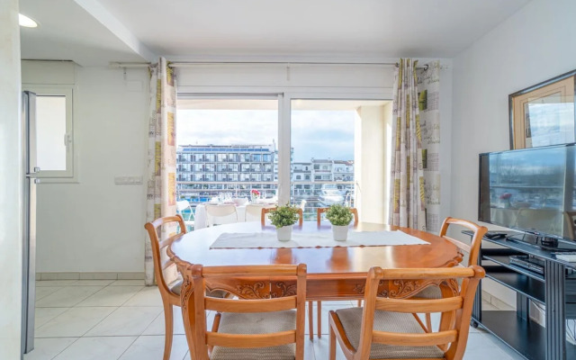 Apartment in Empuriabrava Near Sandy Beach