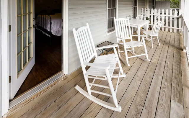 Equinox Inn at Canyon Lake