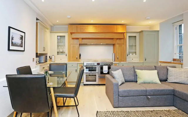 JOIVY Newly Refurbished Apartment on the Historic Royal Mile