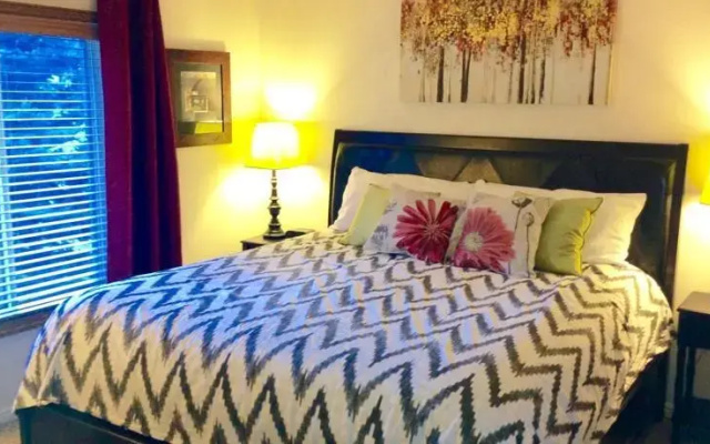 Park Station 2 Bd/2 Ba Quiet Corner Main St Condo
