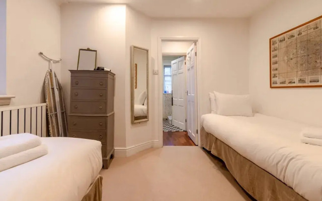 Character Cottage In Historic Hampstead