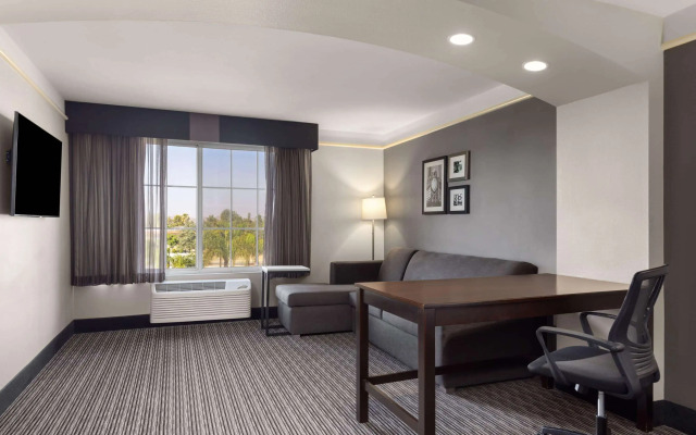 La Quinta Inn & Suites by Wyndham Santa Clarita - Valencia