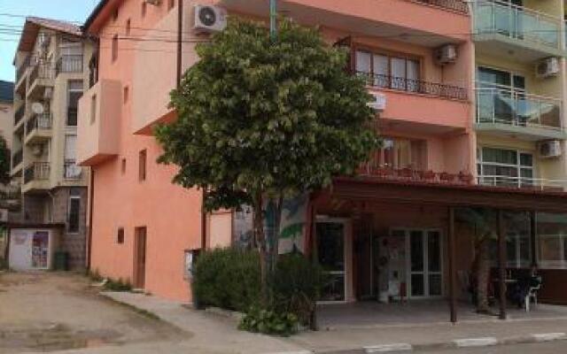 Отель Guest House Mihaela Болгария, Свети Влас - отзывы, цены и фото номеров - забронировать отель Guest House Mihaela онлайн вид на фасад