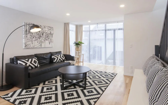 Star Struck Luxury - Inner City Townhouse
