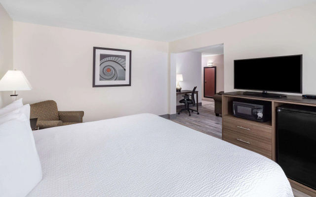Ramada by Wyndham Hendersonville