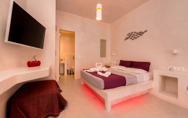 Отель The Muse Of Santorini - Jacuzzi Suites Греция, Остров Санторини - отзывы, цены и фото номеров - забронировать отель The Muse Of Santorini - Jacuzzi Suites онлайн комната для гостей