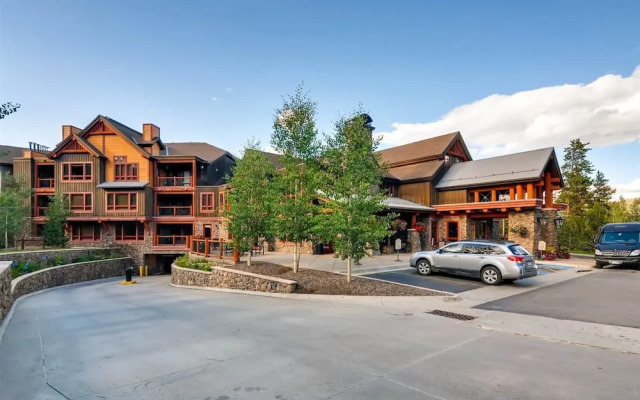 Luxury 2 Bedroom Ski in, Ski Out Mountain Vacation Rental Just Steps from the Snowflake Ski Lift in Breckenridge