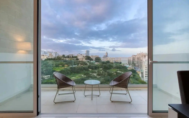 Valley Sea Views With Furnished BBQ Balcony