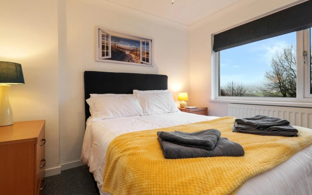 The Beach Apartment - Walk to Beach, Parking, Enclosed Garden