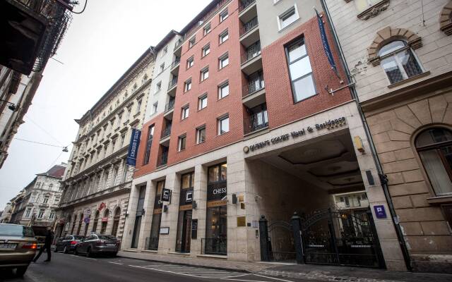 Queen's Court Hotel &Residence вид на фасад