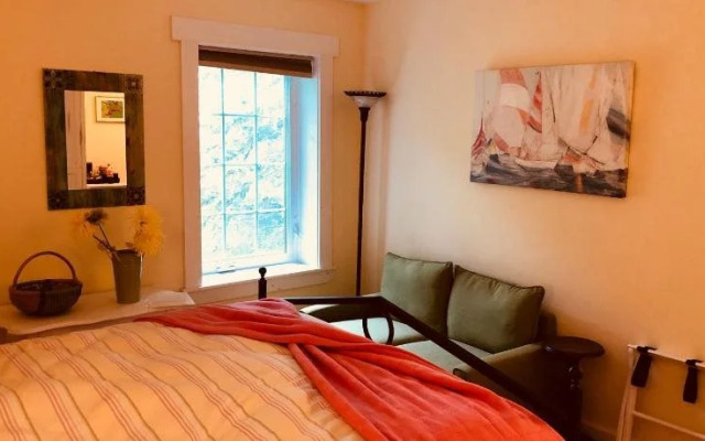 The Water's Edge Inn & Gallery