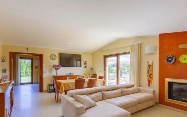 villa with private pool and air conditioning