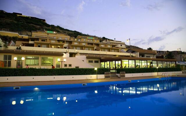Hotel Residence La Baia Кастельсардо вид на фасад