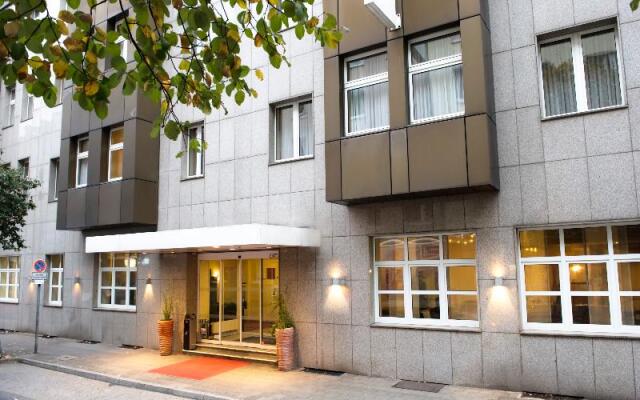 Отель Wyndham Garden Düsseldorf City Centre Königsallee вид на фасад