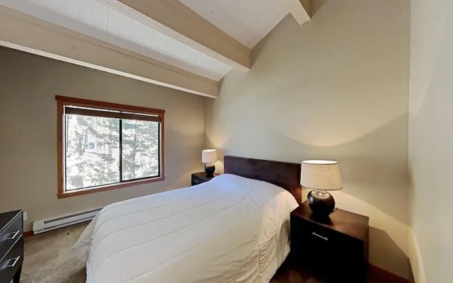 Beautiful Mountainside 4 BR Plus Loft/4 Bath Home in Mammoth! by RedAwning