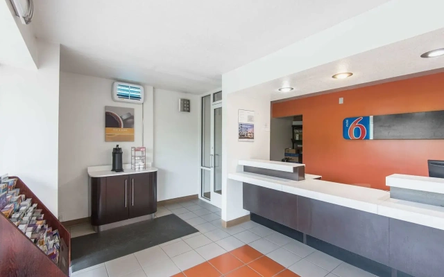 Motel 6 Overland Park, KS