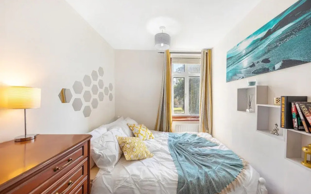 Canton Street - Deluxe Guest Room 4