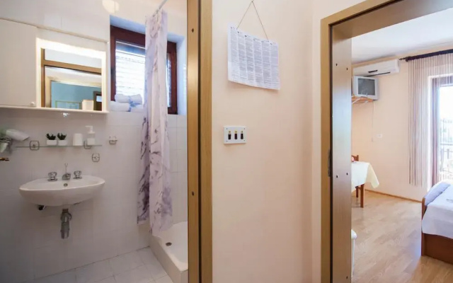 Apartments & Rooms Mikelin