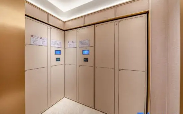 HanTing Hotel (Manas Zhonghua Road Fenghuang Commercial Building)