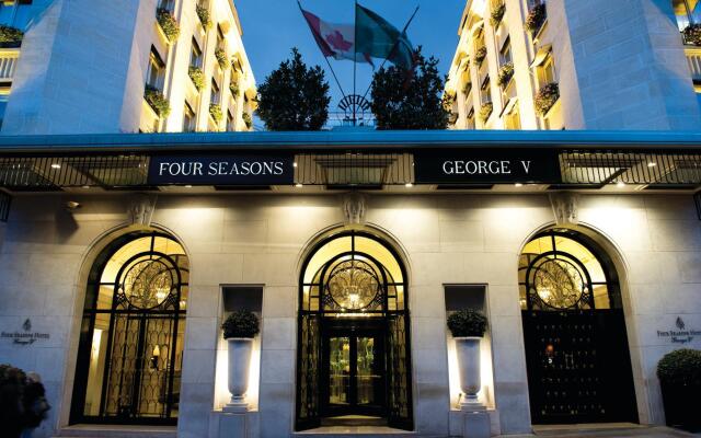 Отель Four Seasons George V Париж вид на фасад