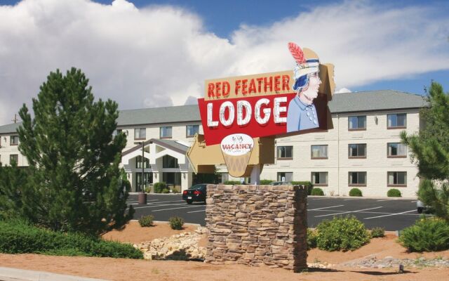 Отель Red Feather Lodge вид на фасад