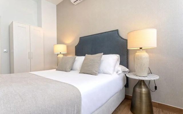 Beautiful 1 BD Apartment in the City Center Recaredo I