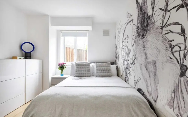 Bright and Spacious Philbeach Garden Apartment