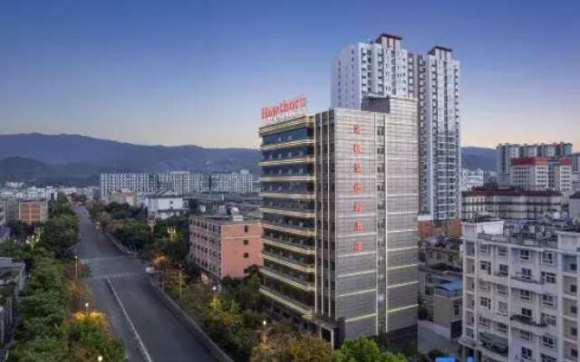 Haofeng Wyndham Hotel (Lincang Municipal Government Yulong Lake Park)