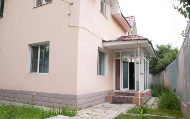 Отель Almaty Backpackers Алматы вид на фасад