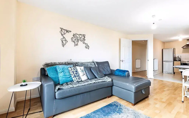 Sleek Flat w/ River Views In Canary Wharf
