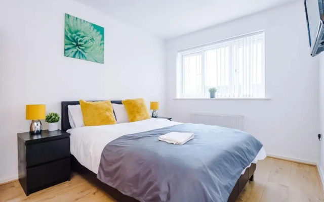 Beautiful 3-bed House in Salford,