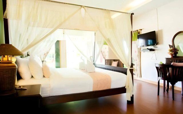 P Paradise Hotel
