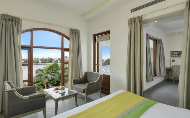 Brahma Niwas - Luxury Lake View Hotel with Infinity Pool, Udaipur