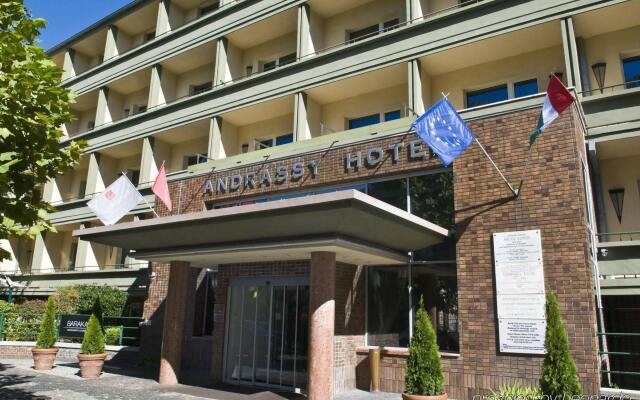Mamaison Hotel Andrassy Budapest вид на фасад
