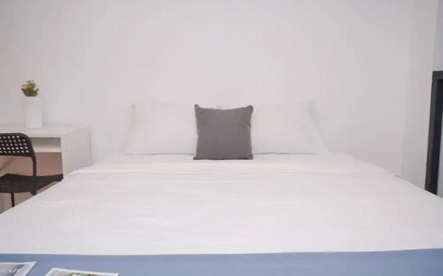 Spacious And Homey Studio Loft At Kingland Avenue Apartment
