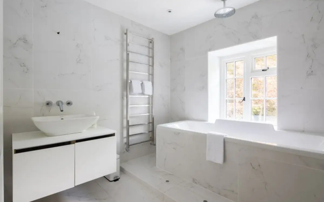 The Ascot Retreat - Spacious 3BDR Home with Parking & Garden