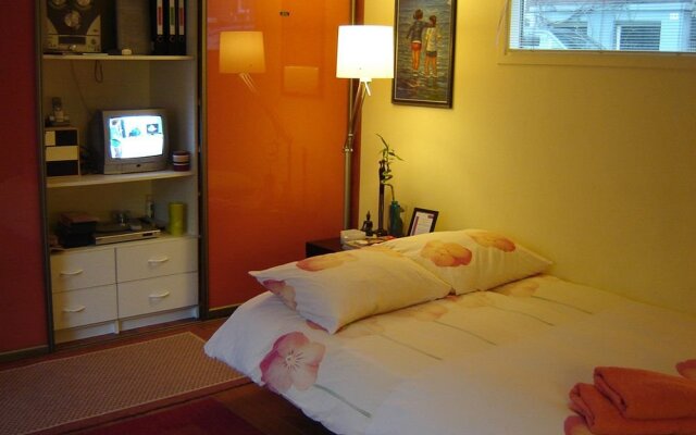 Отель Phildutch Houseboat Amsterdam Bed and Breakfast комната для гостей