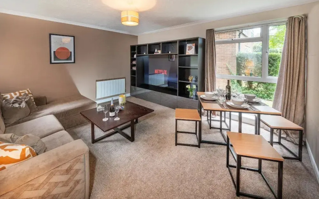 Stunning 2-bed Apartment in Windsor - Free Parking