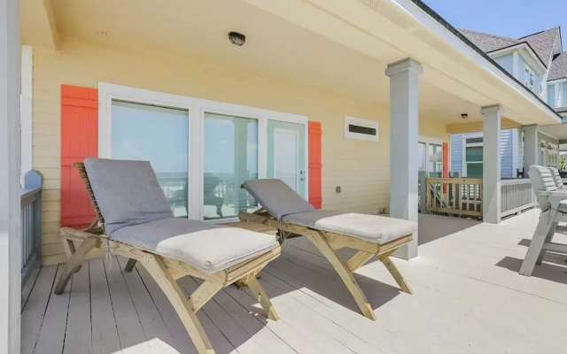 A La Playa 2 Bedroom Home by RedAwning