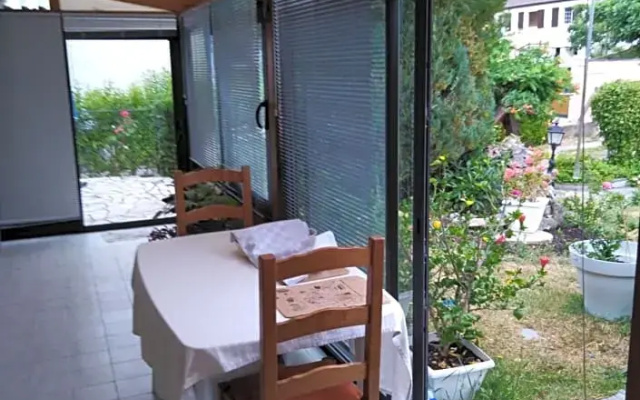 chez Myla chambre avec tv écran plat et salle de bain privative