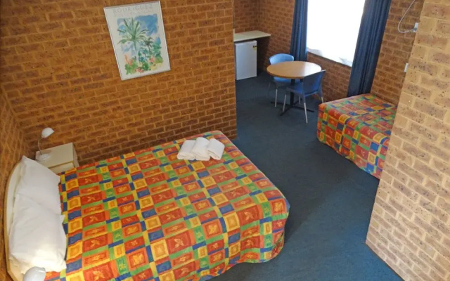 Colonial motor inn