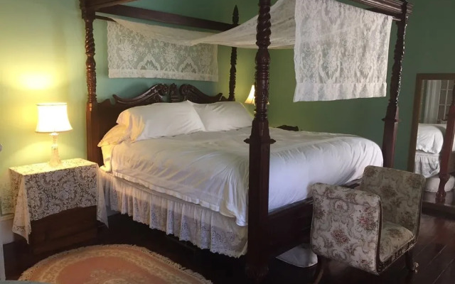 1872 John Denham House Bed and Breakfast