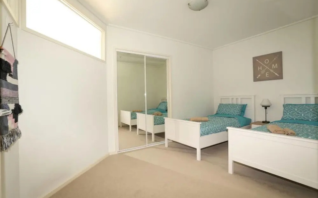 Two Bedrooms near Crown with Free WiFi and Carpark